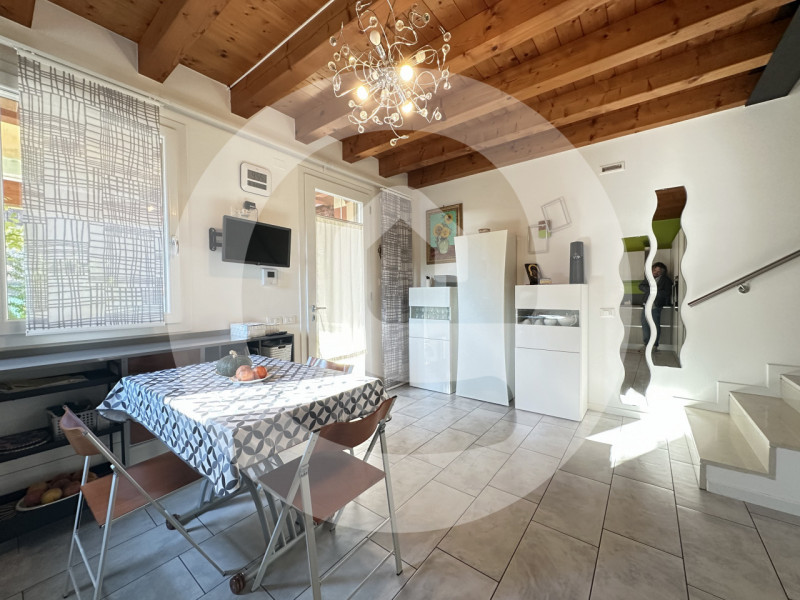 Scopri questa splendida e luminosa porzione di trifamiliare d’angolo situata nel tranquillo comun...