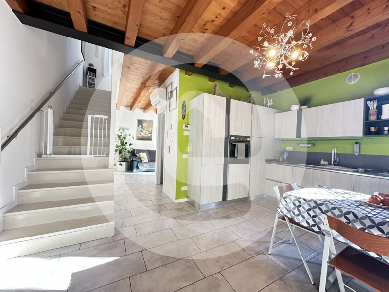 Scopri questa splendida e luminosa porzione di trifamiliare d’angolo situata nel tranquillo comun...