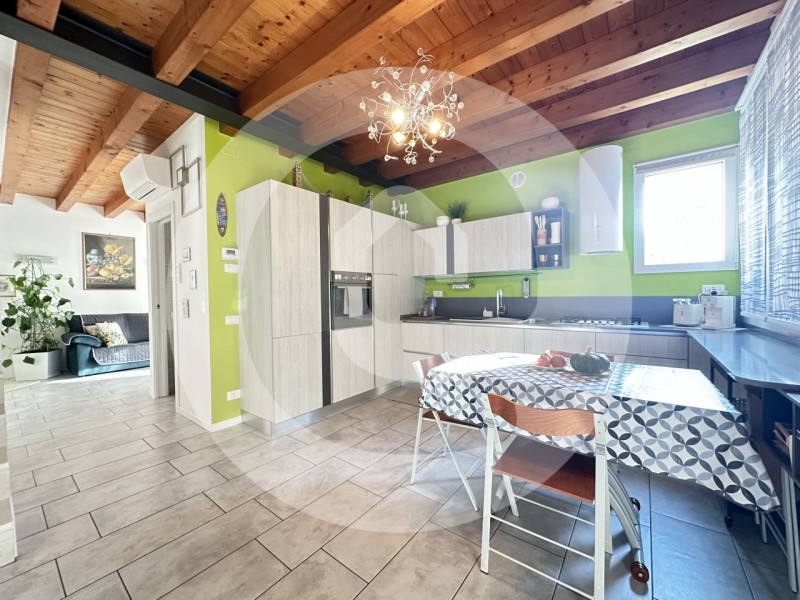 Scopri questa splendida e luminosa porzione di trifamiliare d’angolo situata nel tranquillo comun...