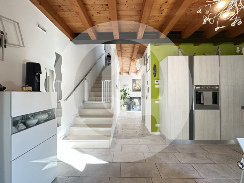 Scopri questa splendida e luminosa porzione di trifamiliare d’angolo situata nel tranquillo comun...