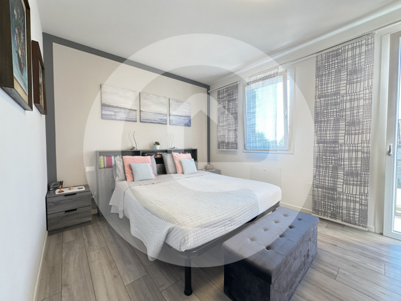 Scopri questa splendida e luminosa porzione di trifamiliare d’angolo situata nel tranquillo comun...