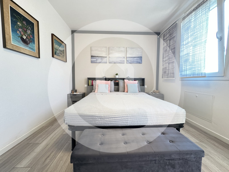 Scopri questa splendida e luminosa porzione di trifamiliare d’angolo situata nel tranquillo comun...