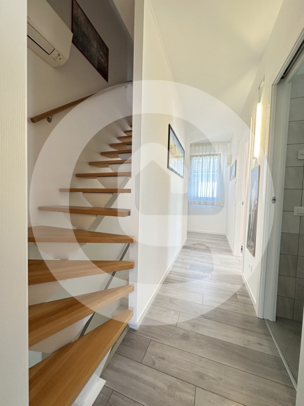 Scopri questa splendida e luminosa porzione di trifamiliare d’angolo situata nel tranquillo comun...