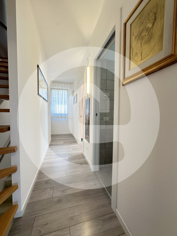 Scopri questa splendida e luminosa porzione di trifamiliare d’angolo situata nel tranquillo comun...