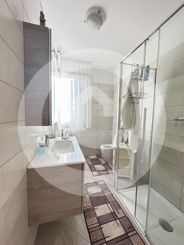 Scopri questa splendida e luminosa porzione di trifamiliare d’angolo situata nel tranquillo comun...