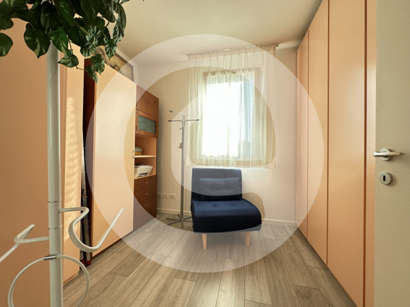 Scopri questa splendida e luminosa porzione di trifamiliare d’angolo situata nel tranquillo comun...