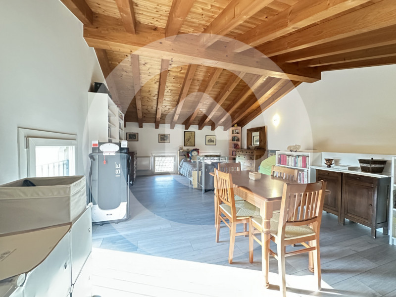 Scopri questa splendida e luminosa porzione di trifamiliare d’angolo situata nel tranquillo comun...