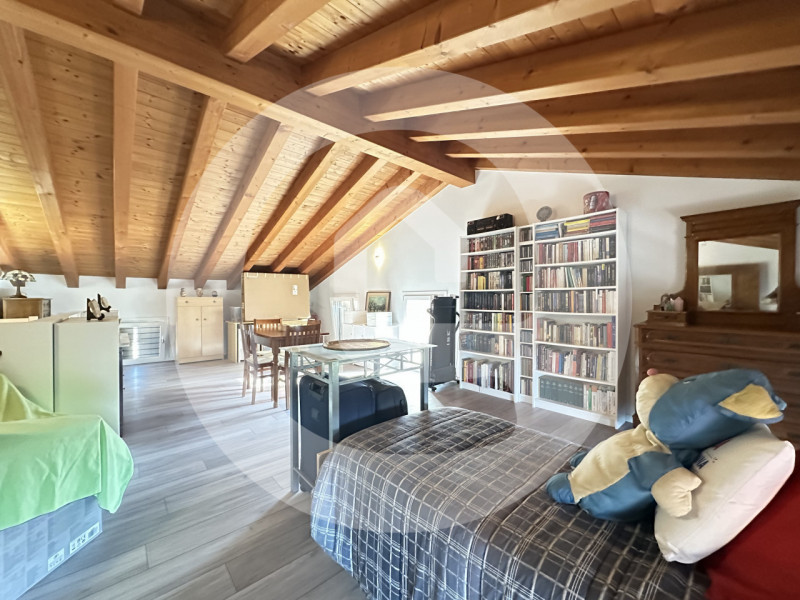 Scopri questa splendida e luminosa porzione di trifamiliare d’angolo situata nel tranquillo comun...