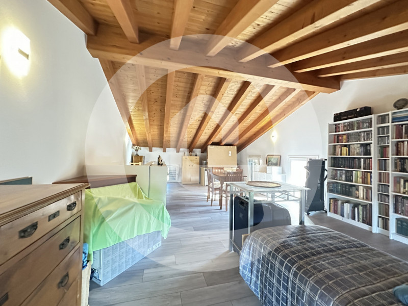 Scopri questa splendida e luminosa porzione di trifamiliare d’angolo situata nel tranquillo comun...