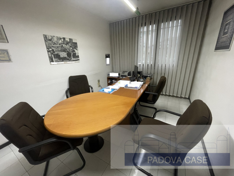 Nel cuore pulsante della zona produttiva di Limena, presentiamo un'opportunità imperdibile per ch...