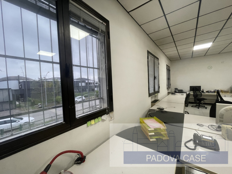 Nel cuore pulsante della zona produttiva di Limena, presentiamo un'opportunità imperdibile per ch...