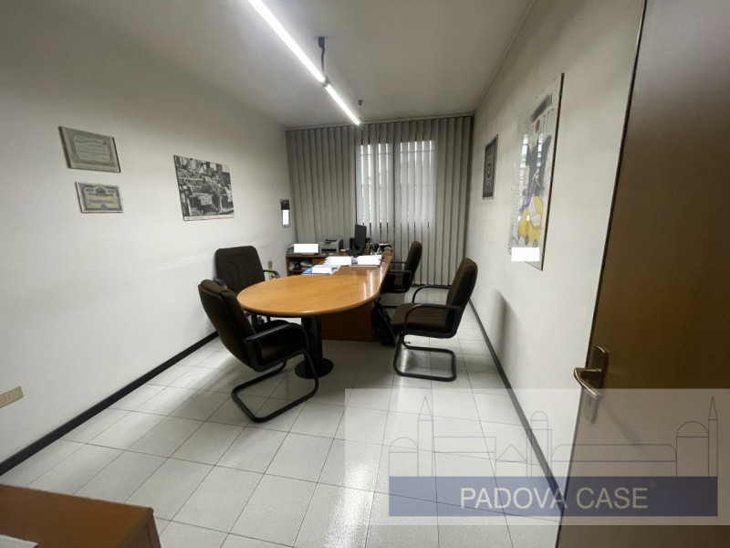 Nel cuore pulsante della zona produttiva di Limena, presentiamo un'opportunità imperdibile per ch...