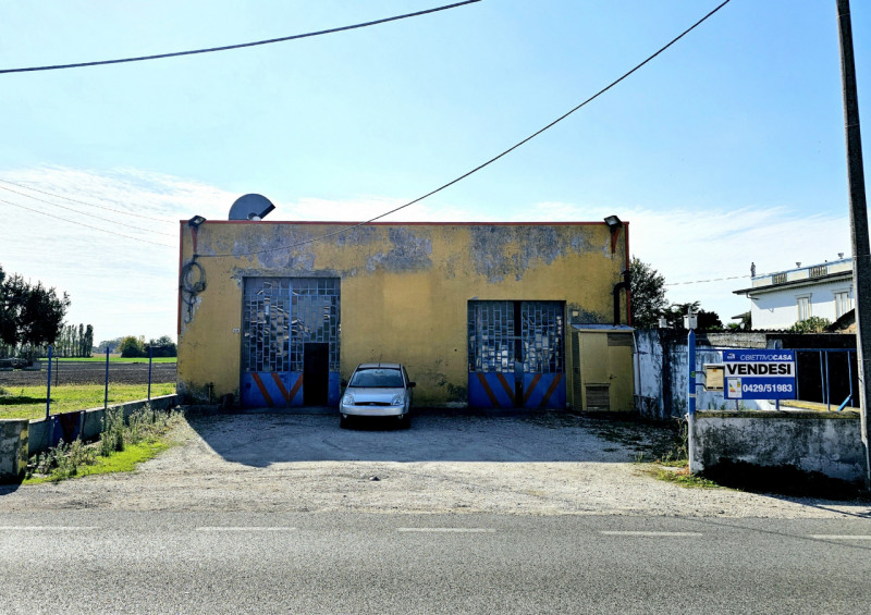 In una zona di forte passaggio, proponiamo in vendita a Solesino, capannone artigianale di circa ...