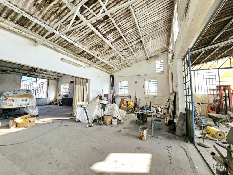 In una zona di forte passaggio, proponiamo in vendita a Solesino, capannone artigianale di circa ...