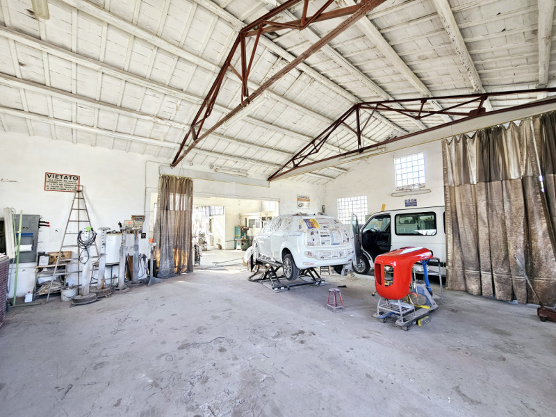 In una zona di forte passaggio, proponiamo in vendita a Solesino, capannone artigianale di circa ...