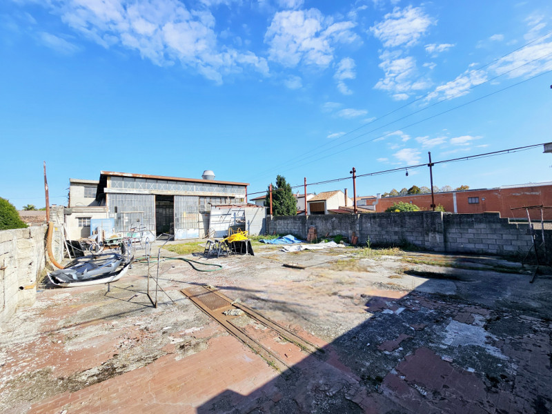 In una zona di forte passaggio, proponiamo in vendita a Solesino, capannone artigianale di circa ...