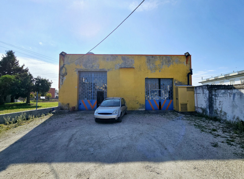 In una zona di forte passaggio, proponiamo in vendita a Solesino, capannone artigianale di circa ...