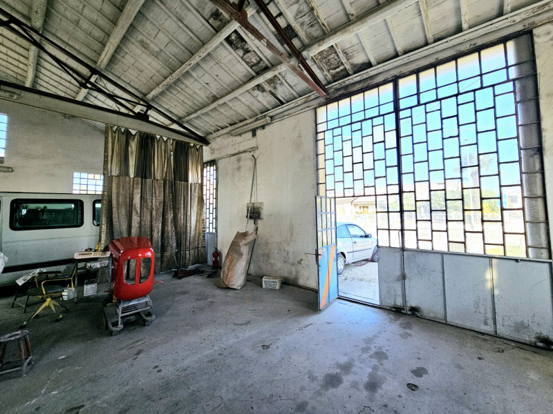 In una zona di forte passaggio, proponiamo in vendita a Solesino, capannone artigianale di circa ...
