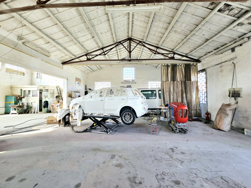 In una zona di forte passaggio, proponiamo in vendita a Solesino, capannone artigianale di circa ...