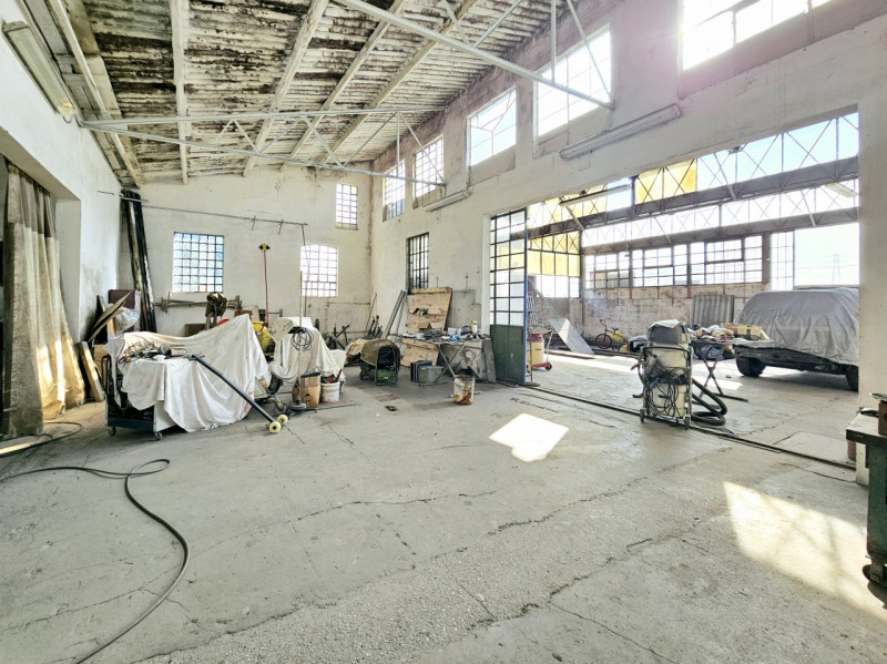 In una zona di forte passaggio, proponiamo in vendita a Solesino, capannone artigianale di circa ...