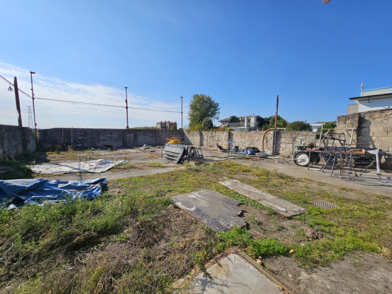 In una zona di forte passaggio, proponiamo in vendita a Solesino, capannone artigianale di circa ...