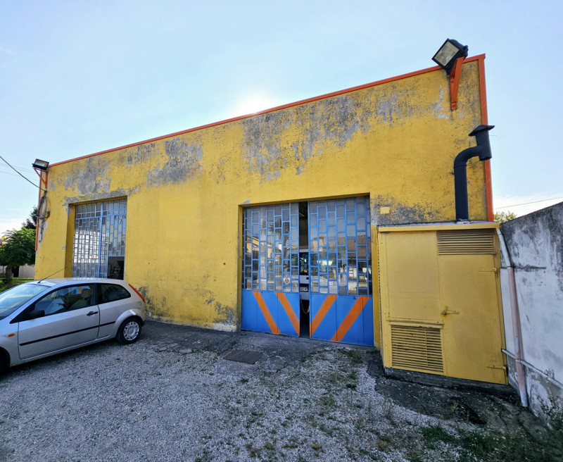 In una zona di forte passaggio, proponiamo in vendita a Solesino, capannone artigianale di circa ...