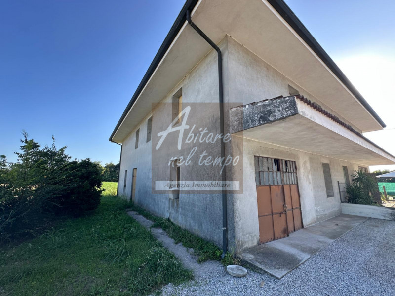 CITTADELLA (PD) NORD

Proponiamo in vendita elegante bifamiliare situata nella zona Nord di Citta...