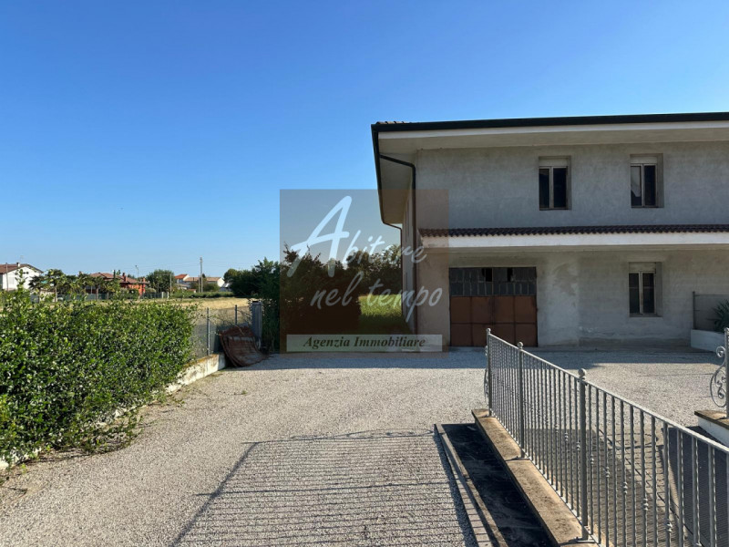 CITTADELLA (PD) NORD

Proponiamo in vendita elegante bifamiliare situata nella zona Nord di Citta...