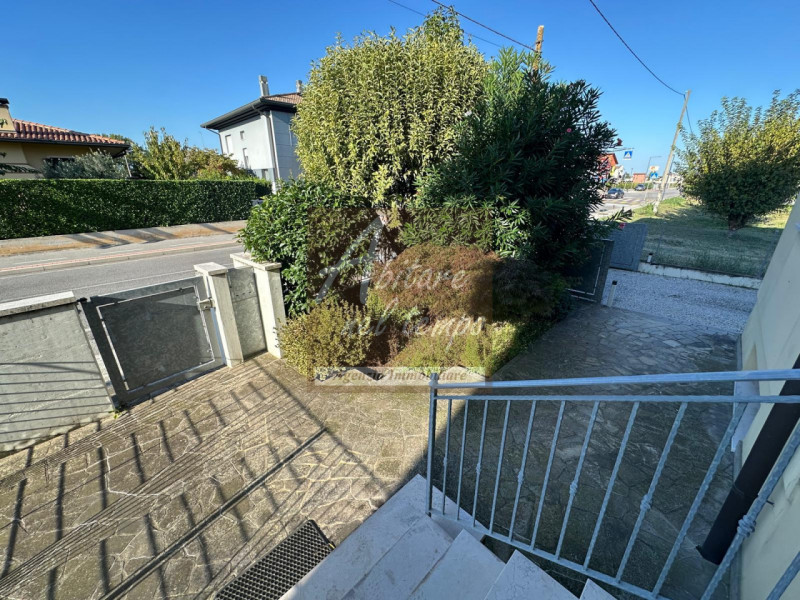 CITTADELLA (PD) NORD

Proponiamo in vendita elegante bifamiliare situata nella zona Nord di Citta...