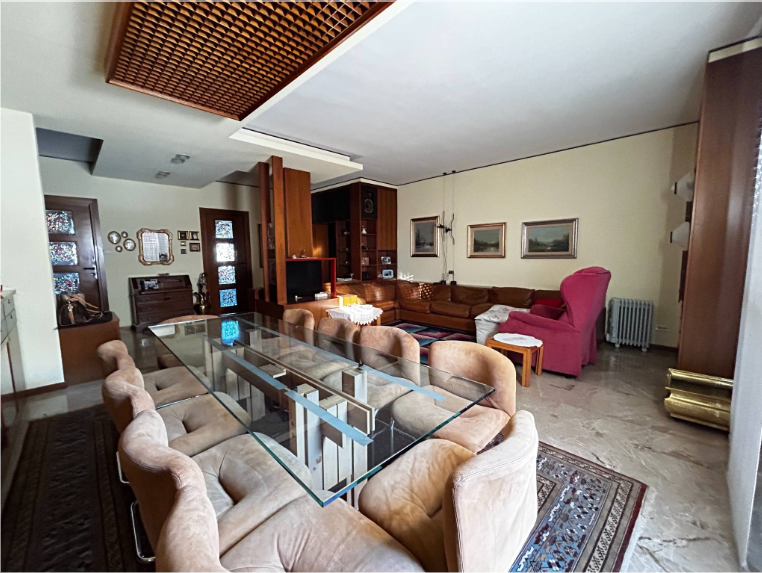 Scoprite un'opportunità unica nel cuore di Padova! Vi presentiamo un appartamento spazioso e lumi...