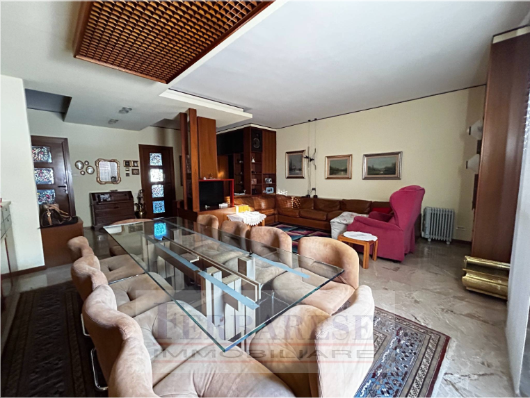 Scoprite un'opportunità unica nel cuore di Padova! Vi presentiamo un appartamento spazioso e lumi...