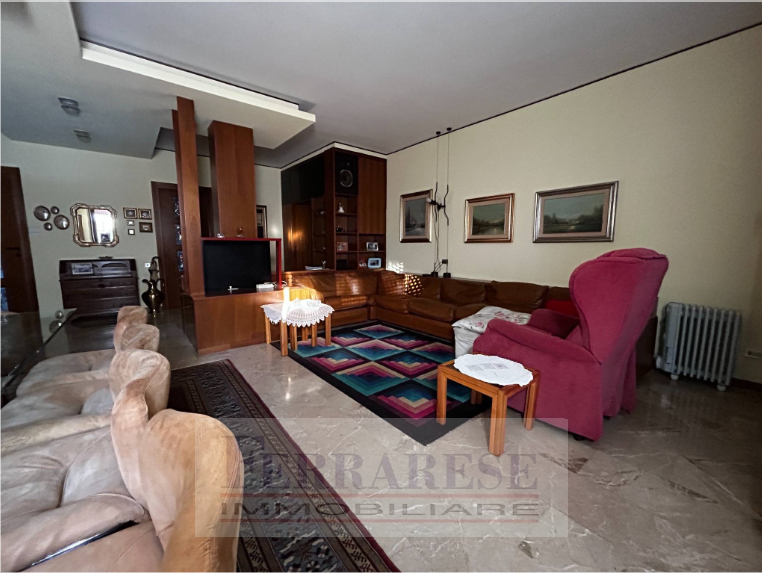 Scoprite un'opportunità unica nel cuore di Padova! Vi presentiamo un appartamento spazioso e lumi...