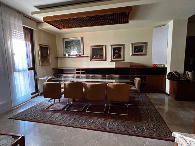 Scoprite un'opportunità unica nel cuore di Padova! Vi presentiamo un appartamento spazioso e lumi...