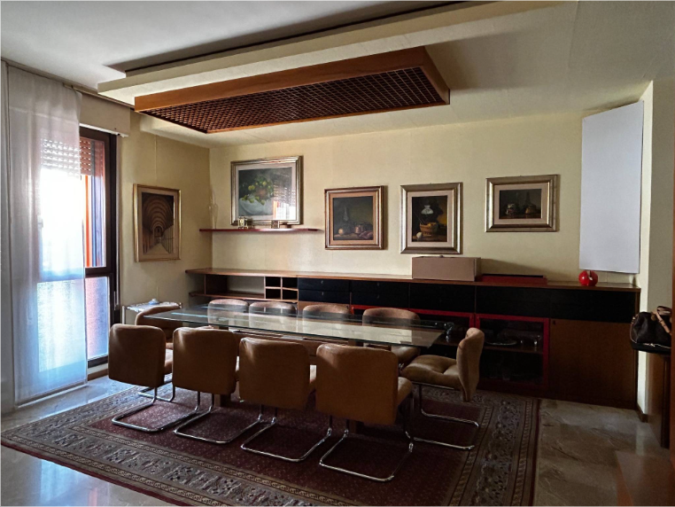 Scoprite un'opportunità unica nel cuore di Padova! Vi presentiamo un appartamento spazioso e lumi...