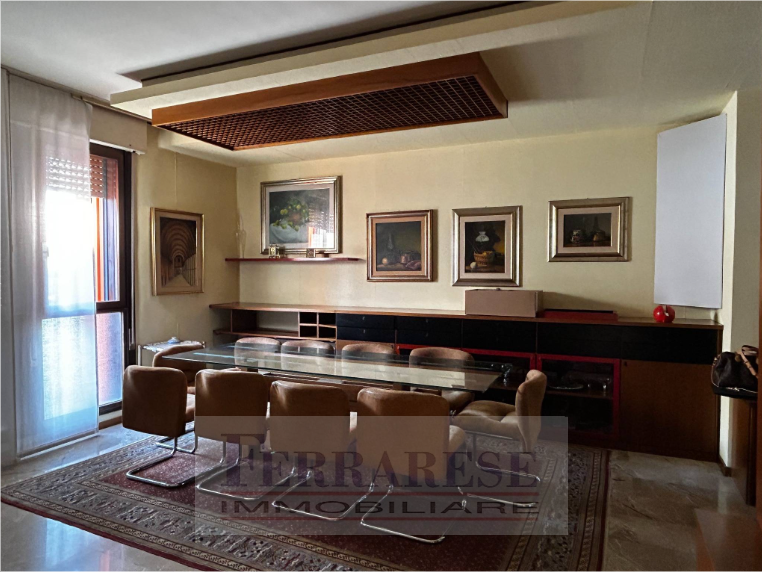 Scoprite un'opportunità unica nel cuore di Padova! Vi presentiamo un appartamento spazioso e lumi...