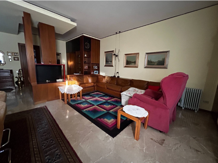 Scoprite un'opportunità unica nel cuore di Padova! Vi presentiamo un appartamento spazioso e lumi...