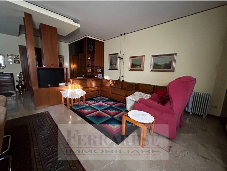 Scoprite un'opportunità unica nel cuore di Padova! Vi presentiamo un appartamento spazioso e lumi...