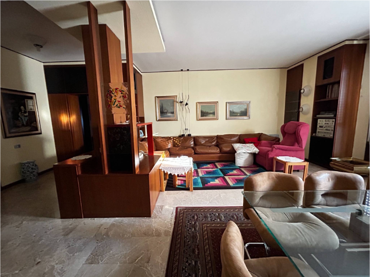 Scoprite un'opportunità unica nel cuore di Padova! Vi presentiamo un appartamento spazioso e lumi...