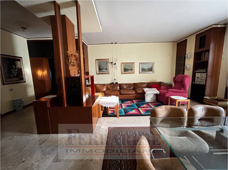 Scoprite un'opportunità unica nel cuore di Padova! Vi presentiamo un appartamento spazioso e lumi...