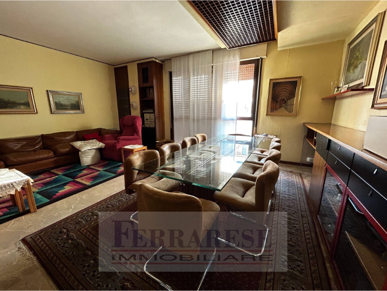 Scoprite un'opportunità unica nel cuore di Padova! Vi presentiamo un appartamento spazioso e lumi...