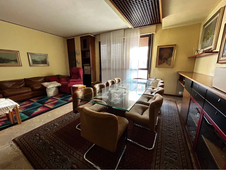 Scoprite un'opportunità unica nel cuore di Padova! Vi presentiamo un appartamento spazioso e lumi...