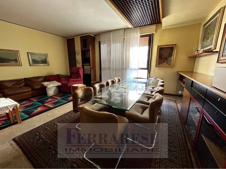 Scoprite un'opportunità unica nel cuore di Padova! Vi presentiamo un appartamento spazioso e lumi...