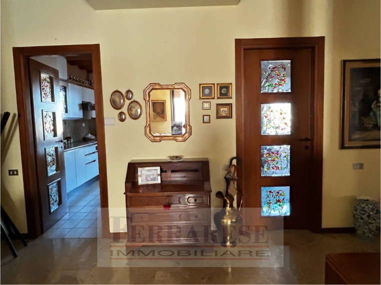 Scoprite un'opportunità unica nel cuore di Padova! Vi presentiamo un appartamento spazioso e lumi...