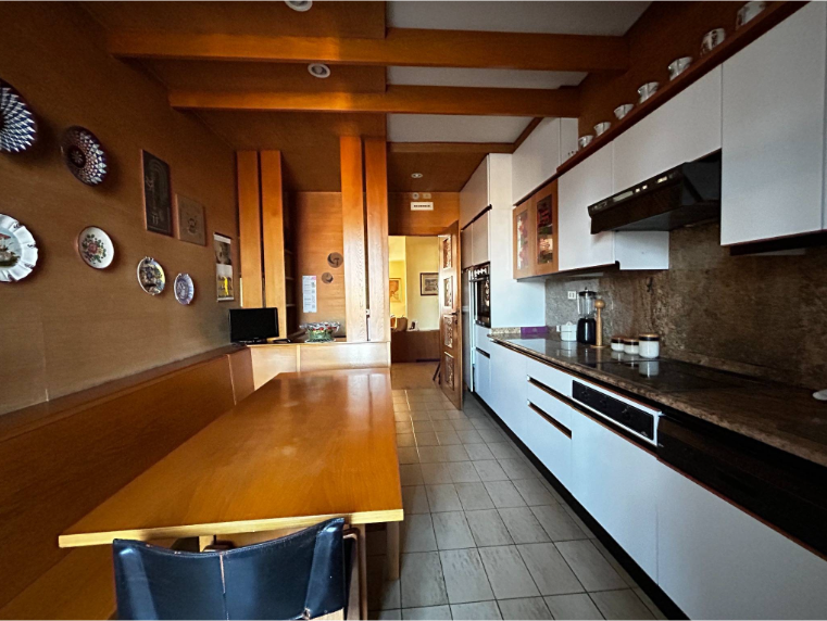 Scoprite un'opportunità unica nel cuore di Padova! Vi presentiamo un appartamento spazioso e lumi...