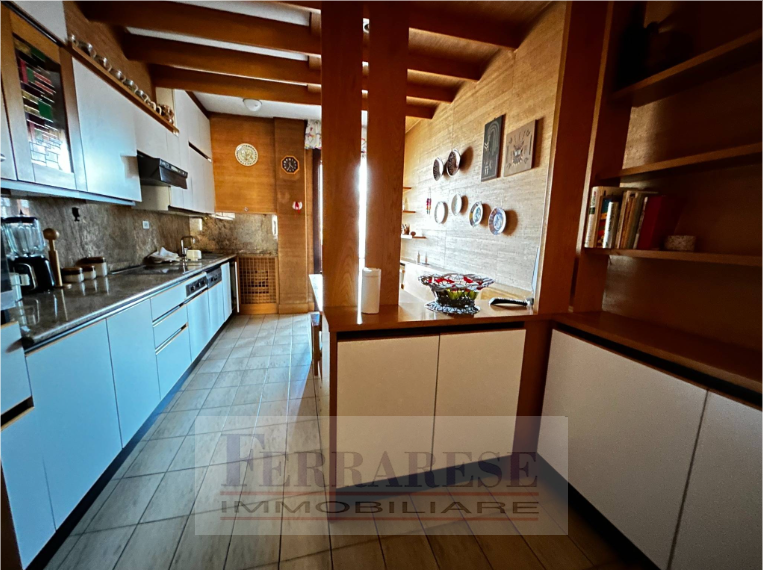 Scoprite un'opportunità unica nel cuore di Padova! Vi presentiamo un appartamento spazioso e lumi...