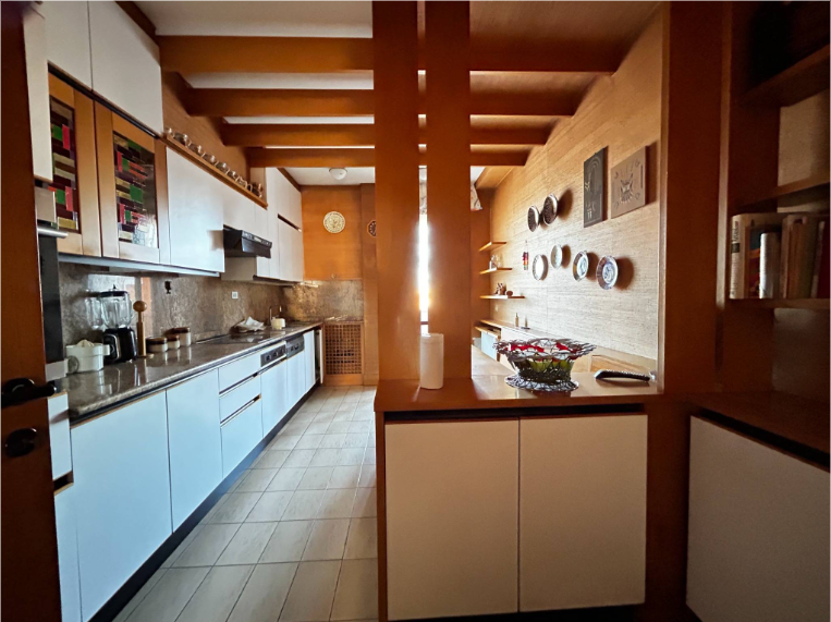 Scoprite un'opportunità unica nel cuore di Padova! Vi presentiamo un appartamento spazioso e lumi...