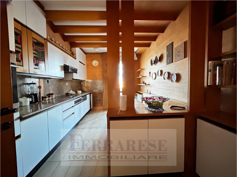 Scoprite un'opportunità unica nel cuore di Padova! Vi presentiamo un appartamento spazioso e lumi...