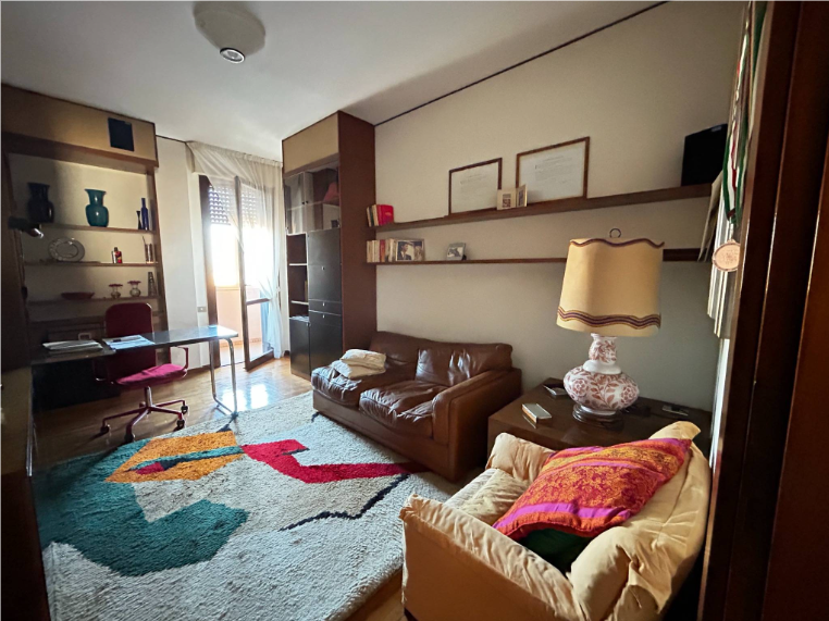 Scoprite un'opportunità unica nel cuore di Padova! Vi presentiamo un appartamento spazioso e lumi...