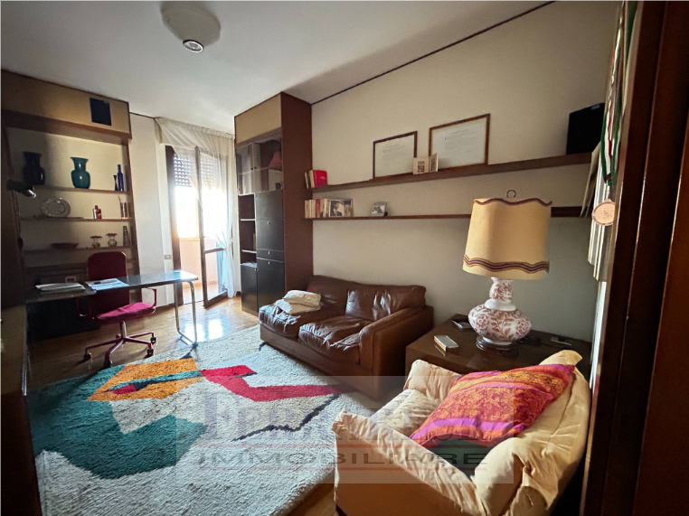 Scoprite un'opportunità unica nel cuore di Padova! Vi presentiamo un appartamento spazioso e lumi...