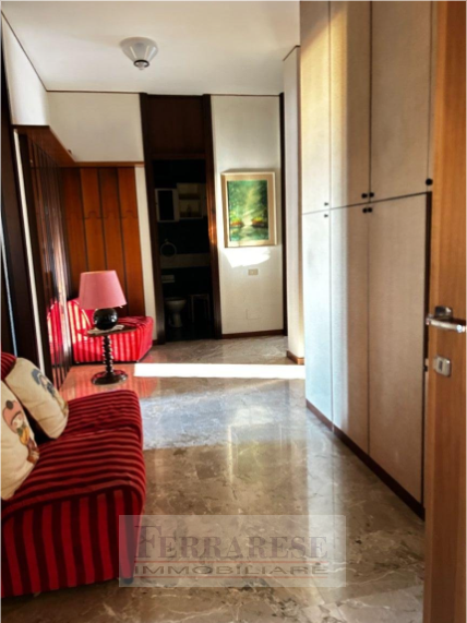 Scoprite un'opportunità unica nel cuore di Padova! Vi presentiamo un appartamento spazioso e lumi...